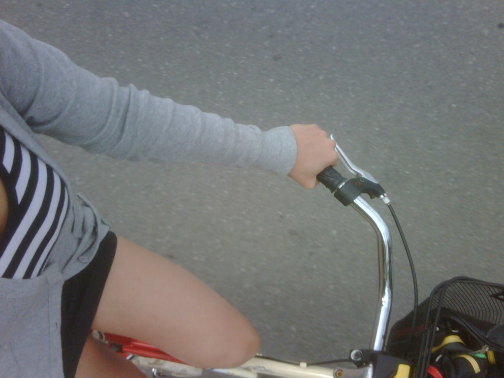 i love girls on bikes