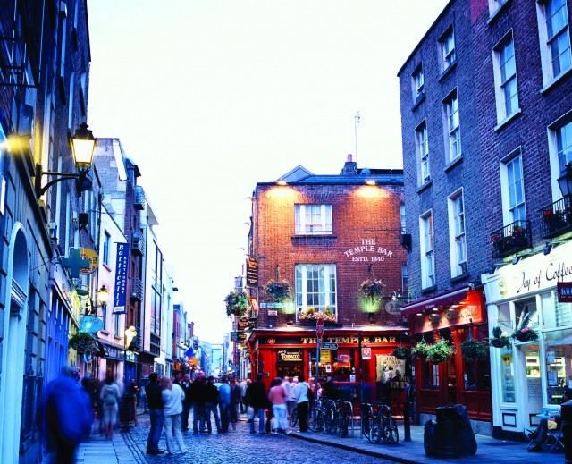 Street scene in temple bar, Dublin, Ireland